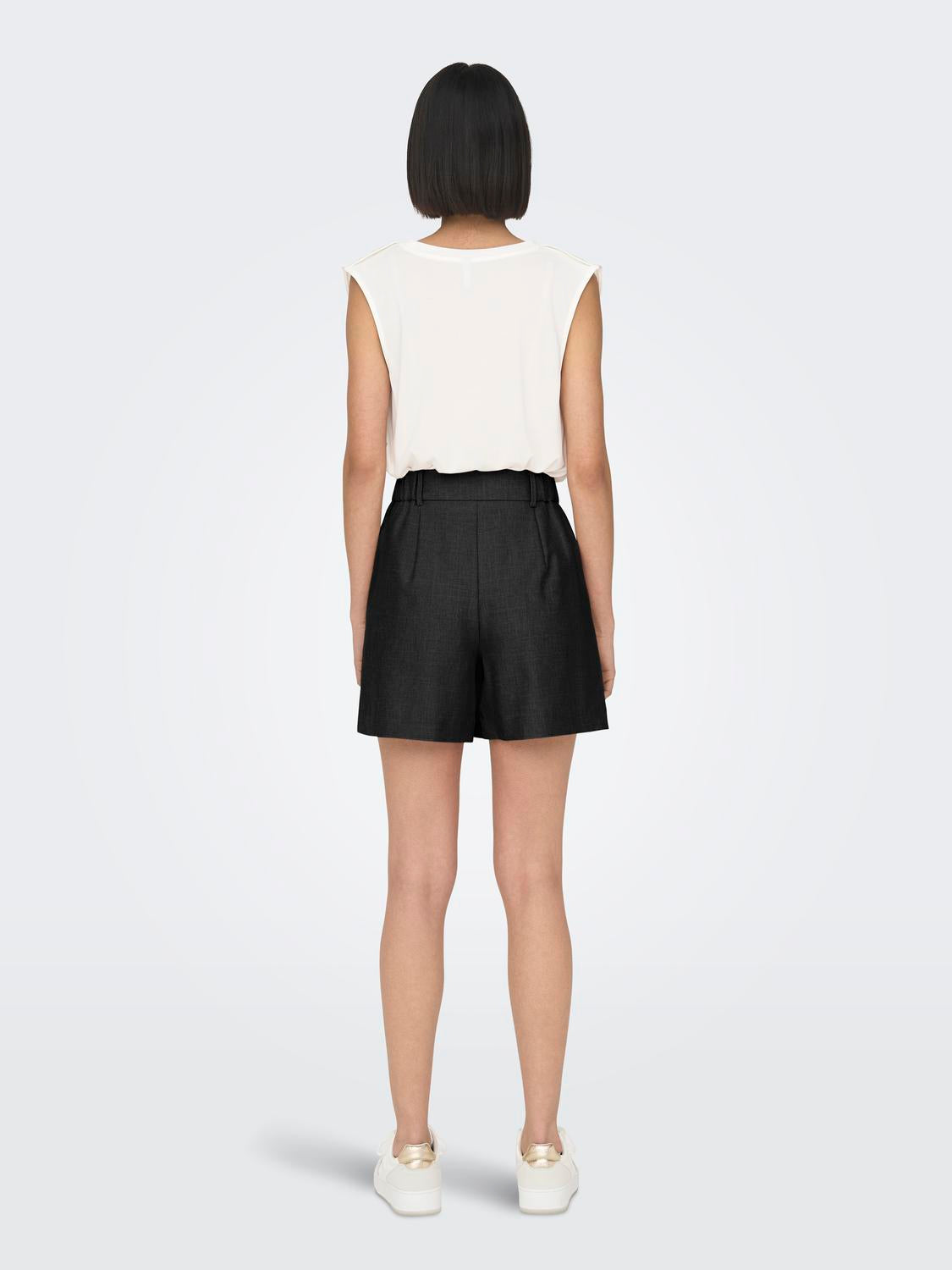 model_shot-back