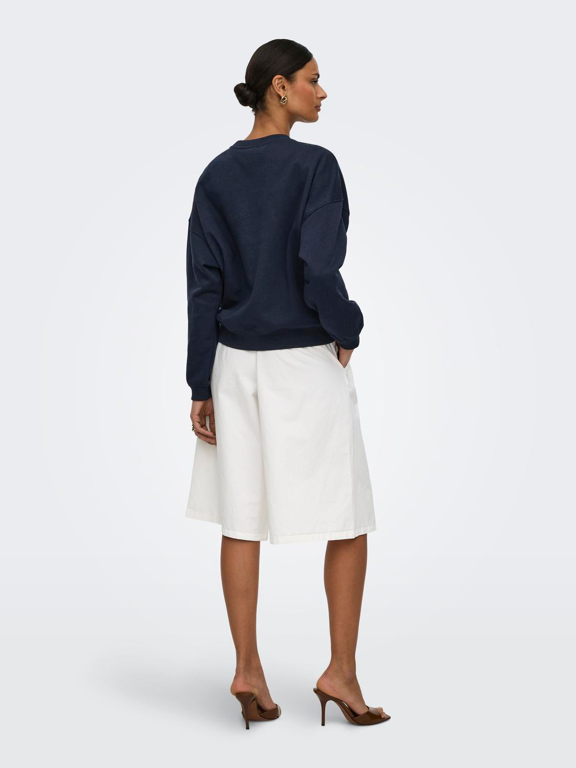 model_shot-back