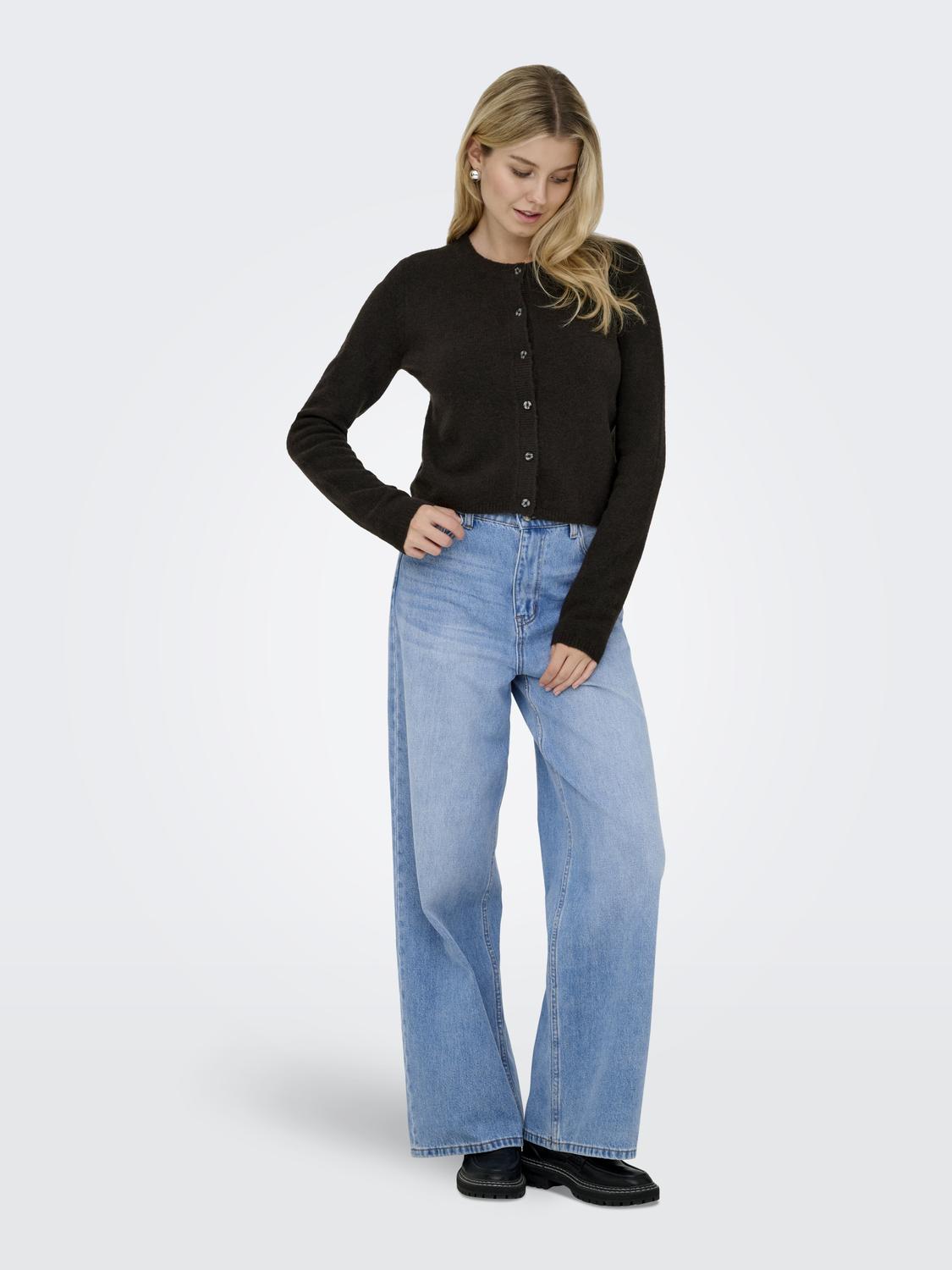 model_shot-front_full