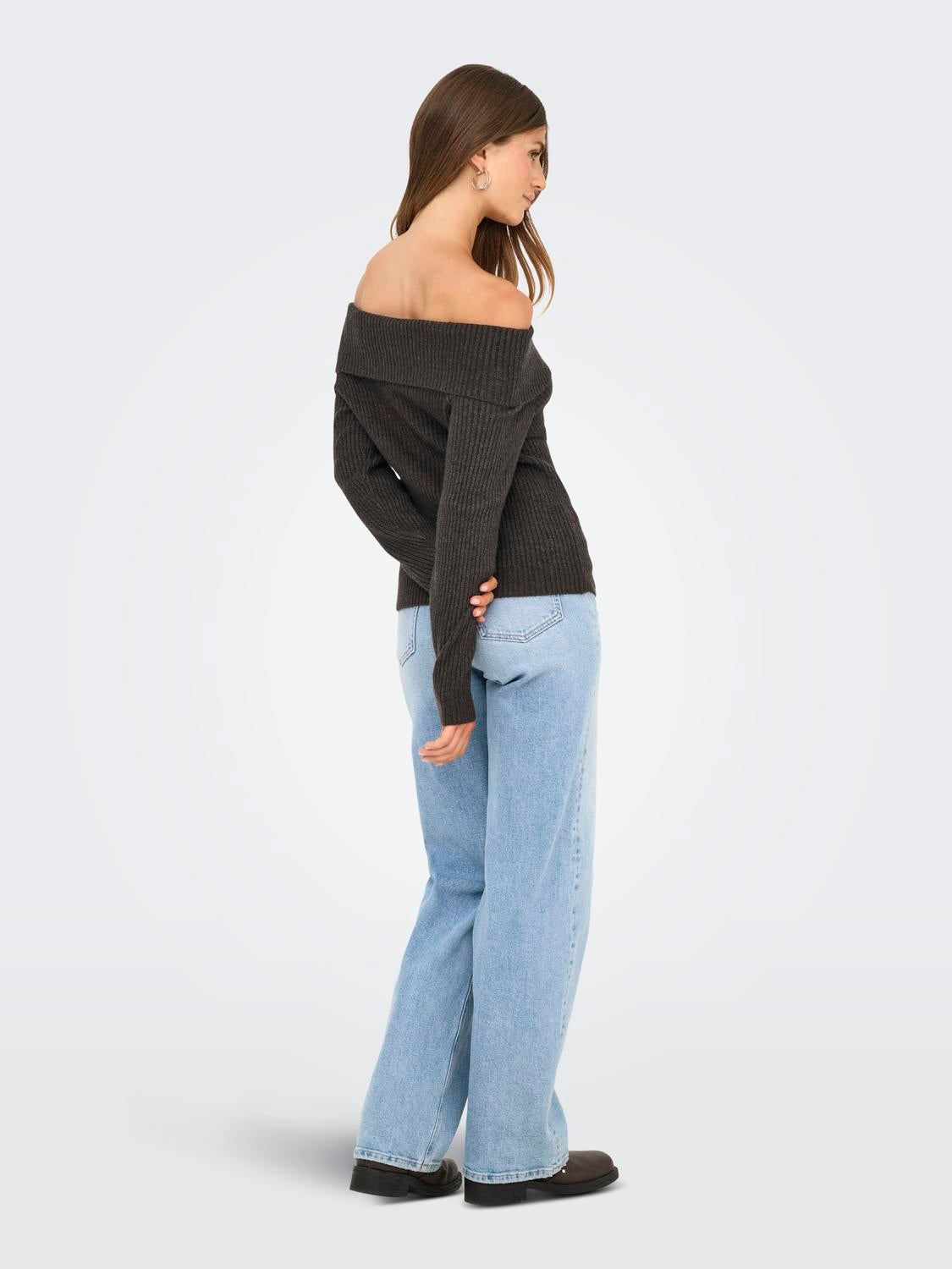 model_shot-back