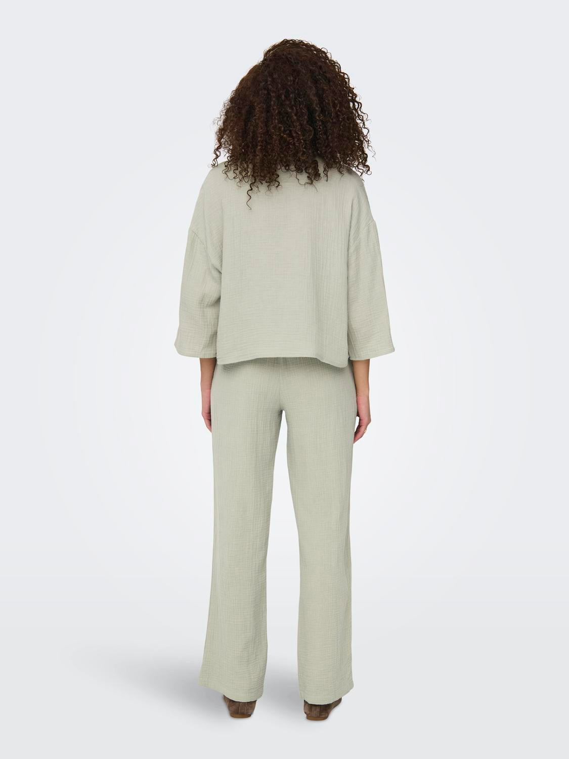 model_shot-back