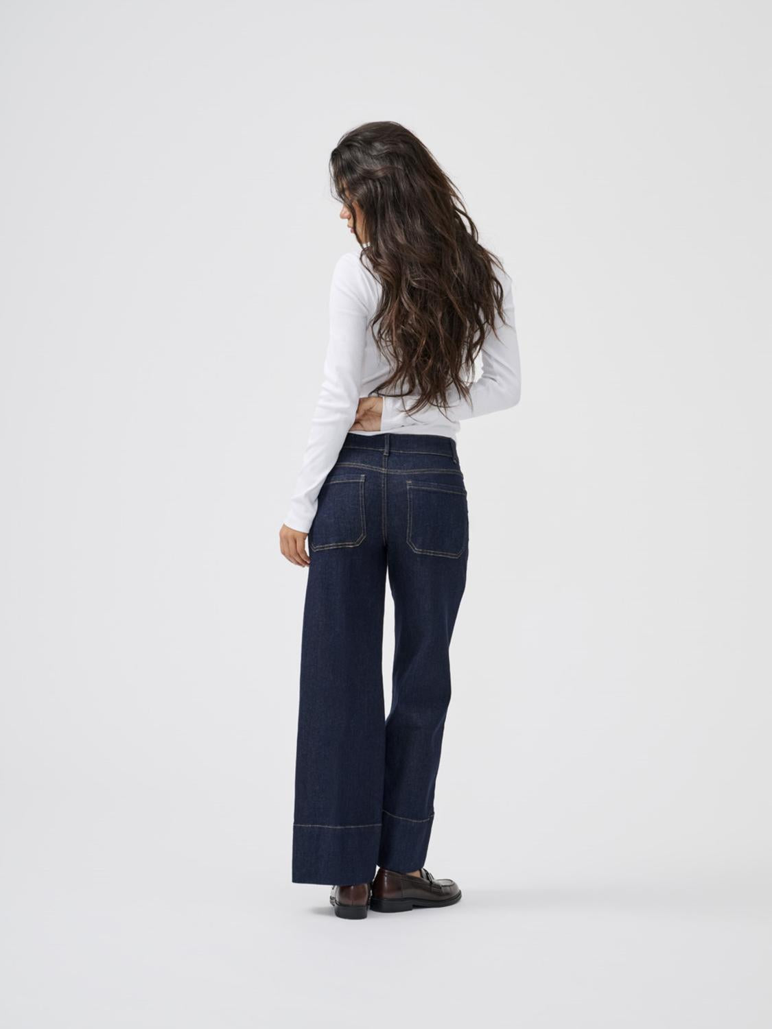 model_shot-front